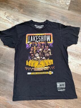 Mitchell & Ness Los Angeles Lakers Retro Basketball LAKESHOW T-Shirt SIZE M EUC